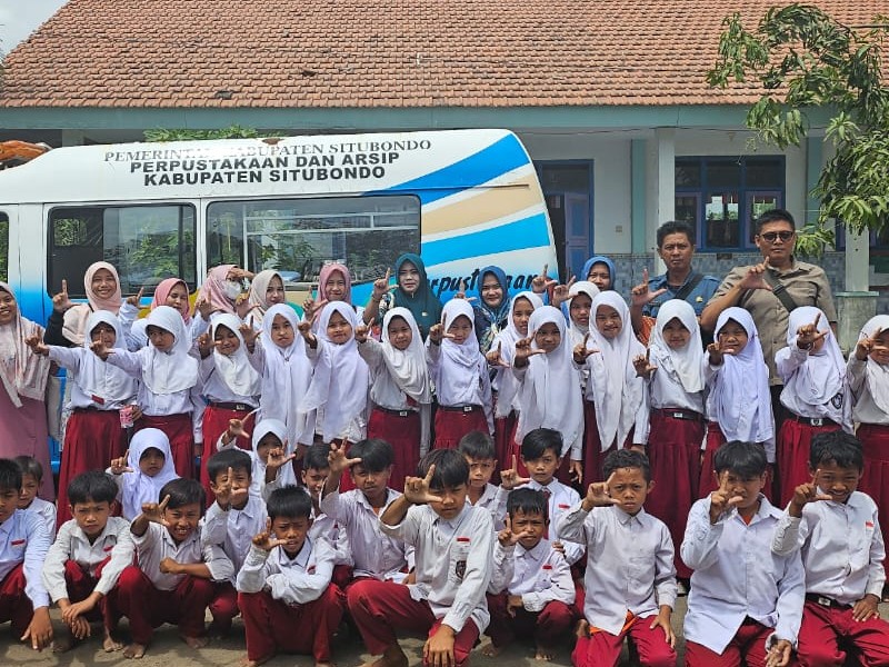 foto bersama dengan tim Perpustakaan Keliling