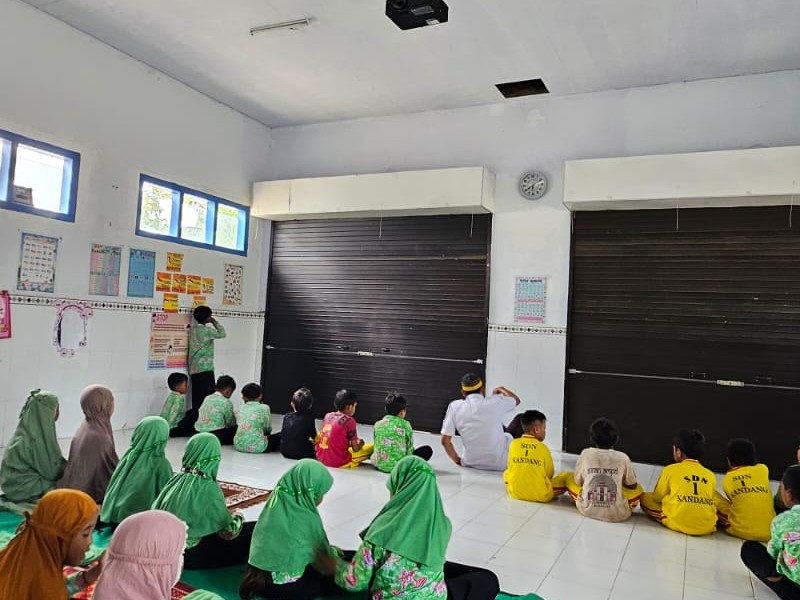 sholat dzuhur berjamaah di SDN 1 kandang